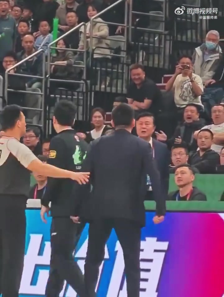 正面视角来了！技术台人员指着杨鸣骂🤬口型疑似为：CNM 王八蛋