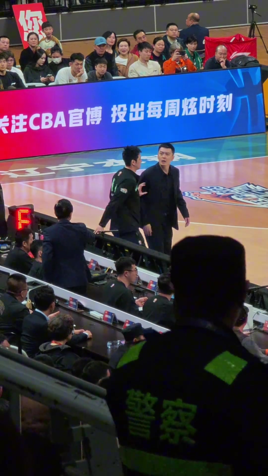 正面视角来了！技术台人员指着杨鸣骂🤬口型疑似为：CNM 王八蛋